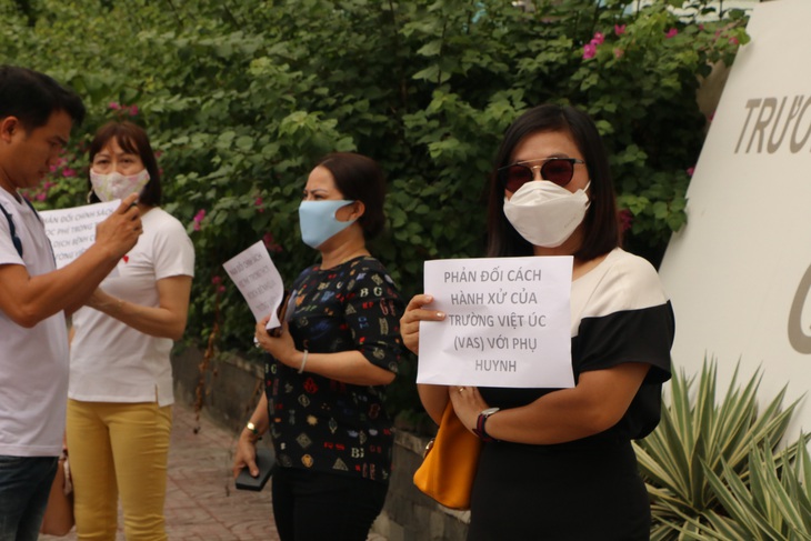 Hơn 200 phụ huynh kéo đến trường quốc tế yêu cầu đối thoại - Ảnh 3.