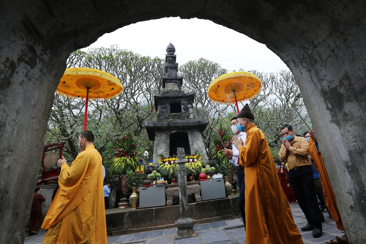 Lắng lòng thanh tịnh tắm Phật tại Lễ Phật đản chùa Yên Tử - Ảnh 3.