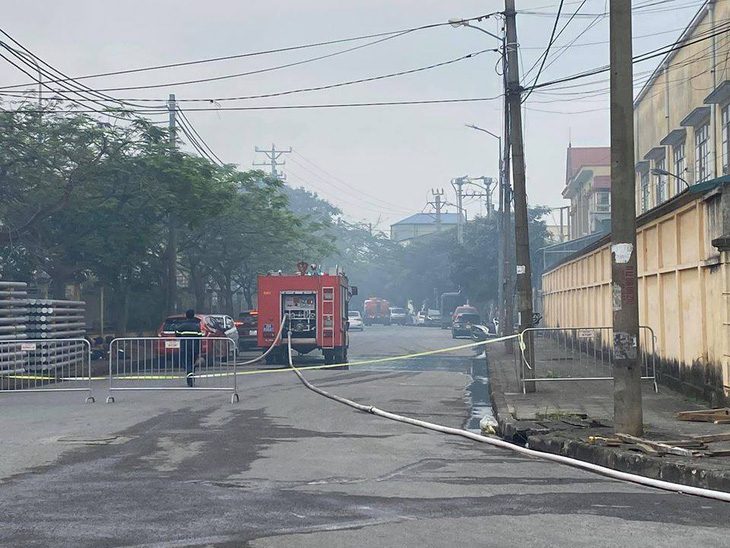 Hà Nội: cháy lớn tại khu công nghiệp Phú Thị, 3 người tử vong - Ảnh 1.