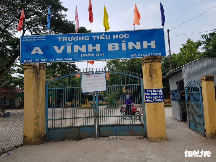 2 trò từ Campuchia trở về học, cách ly 58 học sinh và thầy cô giáo - Ảnh 1.