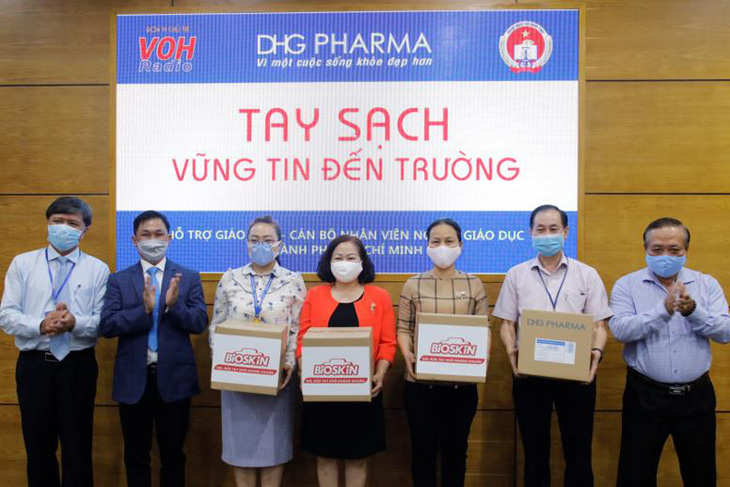 Giáo viên tiểu học được DHG Pharma tài trợ gel rửa tay phòng dịch - Ảnh 2.