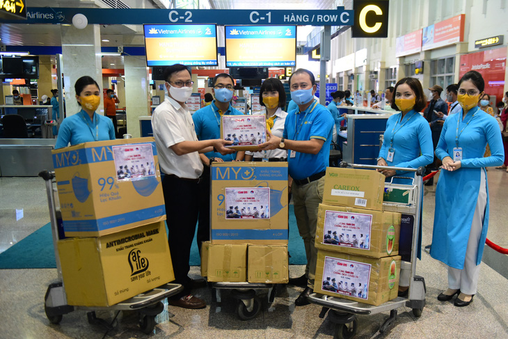 Tuổi Trẻ trao hàng ngàn vật phẩm, thiết bị y tế cho tuyến đầu chống dịch ở sân bay - Ảnh 1.