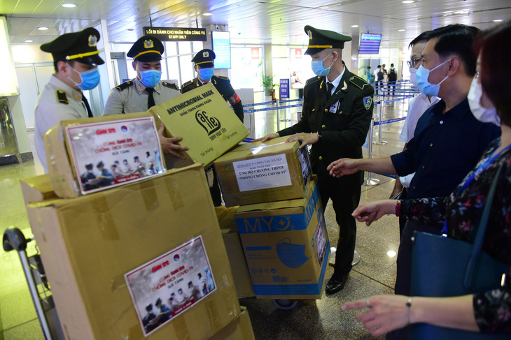 Tuổi Trẻ trao hàng ngàn vật phẩm, thiết bị y tế cho tuyến đầu chống dịch ở sân bay - Ảnh 3.