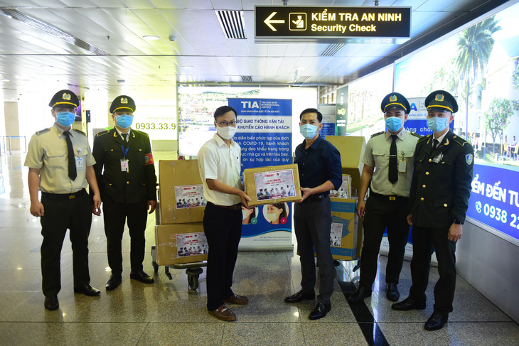 Tuổi Trẻ trao hàng ngàn vật phẩm, thiết bị y tế cho tuyến đầu chống dịch ở sân bay - Ảnh 2.