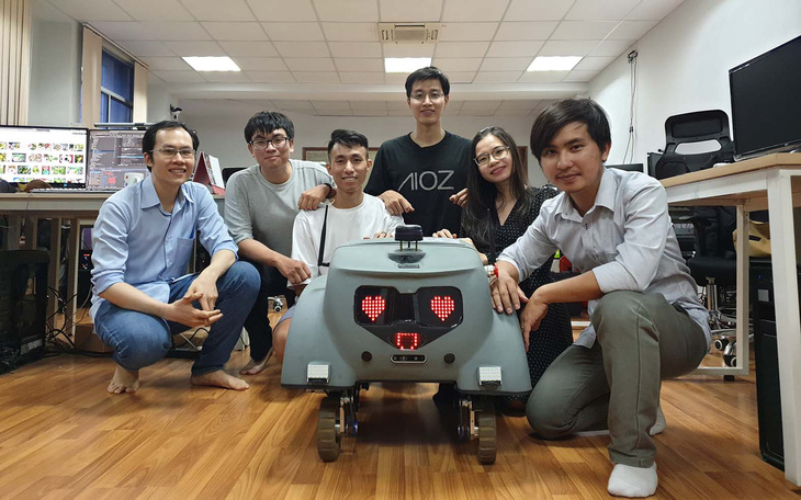 Bạn trẻ ở TP.HCM làm robot nhắc nhở người không đeo khẩu trang - Ảnh 1.