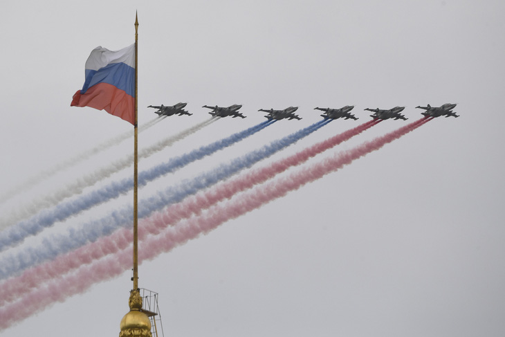 Kỷ niệm Ngày chiến thắng, ông Putin nói Nga không thể bị đánh bại - Ảnh 1.