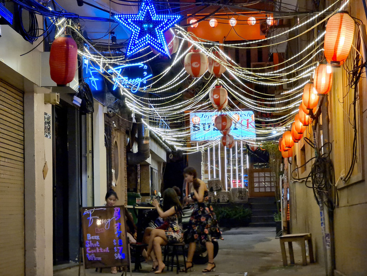 Những phố đêm ở Sài Gòn ‘xập xình’ trở lại đón... khách ta - Ảnh 6.