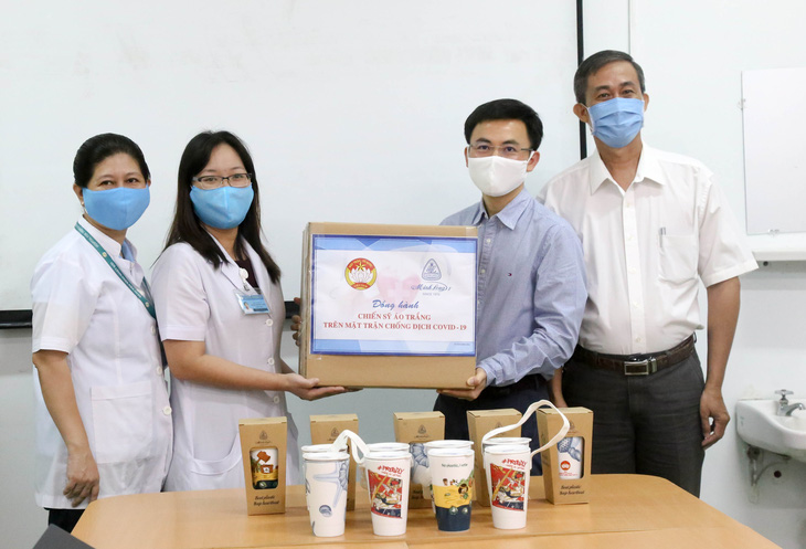 Công ty Minh Long I tặng 3.000 ly sứ mang thông điệp phòng, chống COVID-19 cho y, bác sĩ - Ảnh 1.