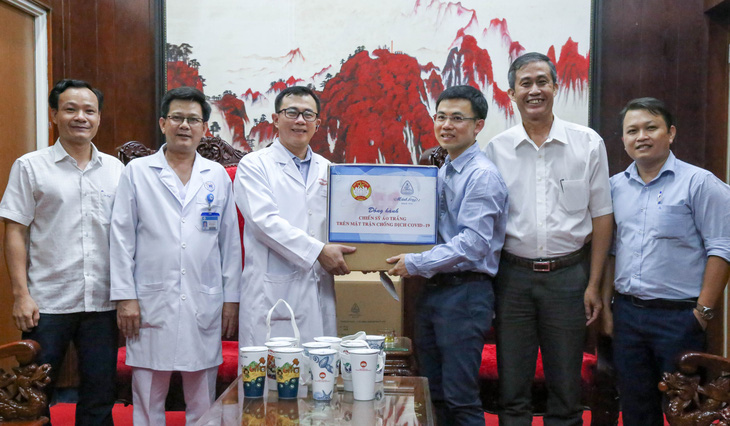 Công ty Minh Long I tặng 3.000 ly sứ mang thông điệp phòng, chống COVID-19 cho y, bác sĩ - Ảnh 2.