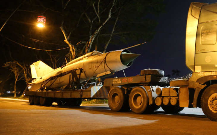 Máy bay, xe tăng rời bảo tàng đi trên phố đêm ở Huế đến địa điểm mới