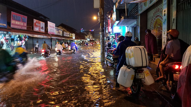 Sài Gòn mưa gió lớn, người dân qua rốn ngập lội nước mệt nghỉ - Ảnh 2.