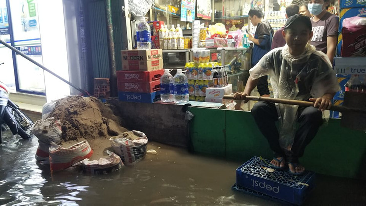 Sài Gòn mưa gió lớn, người dân qua rốn ngập lội nước mệt nghỉ - Ảnh 3.