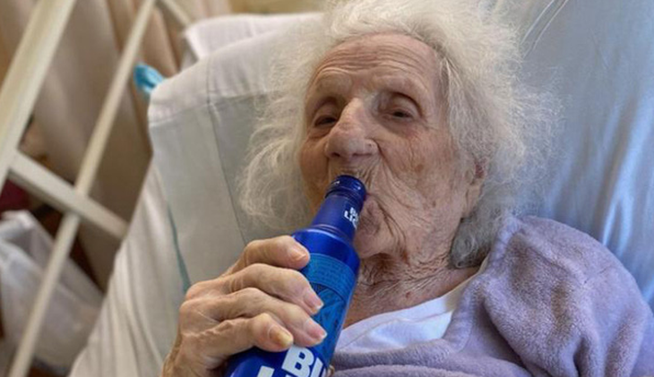 Cụ bà 103 tuổi uống cạn chai bia ăn mừng khỏi COVID-19 - Ảnh 1.