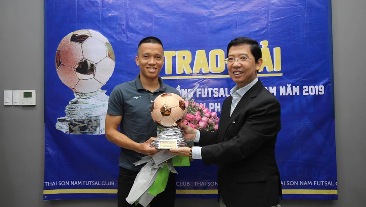 Sau cách ly, Phạm Đức Hòa mới nhận Quả bóng đồng futsal 2019 - Ảnh 1.