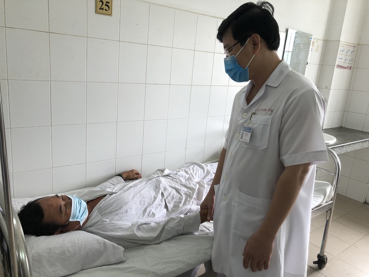 Người đàn ông bị máy sục khí oxy ao tôm cuốn suýt chết - Ảnh 2.