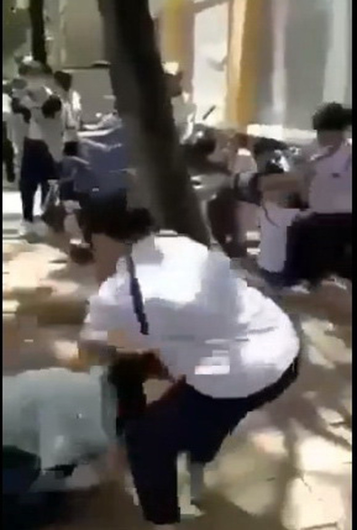 Bốn nữ sinh lớp 8 đánh nhau dữ dội trước cổng trường - Ảnh 1.