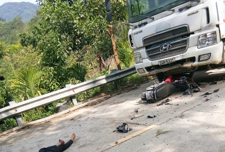 Xe máy đối đầu với xe tải trên quốc lộ 40B, 2 người chết - Ảnh 1.