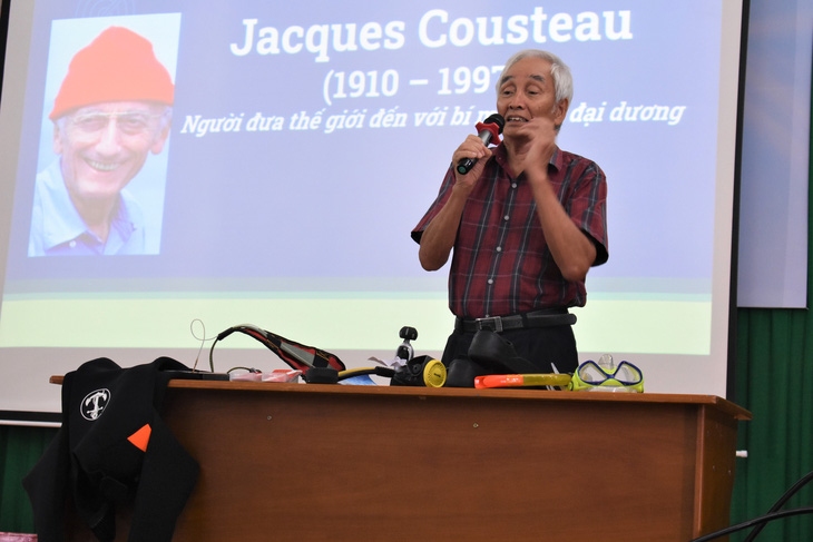 Sinh viên tưởng nhớ nhà hải dương học Jacques Cousteau - Ảnh 1.