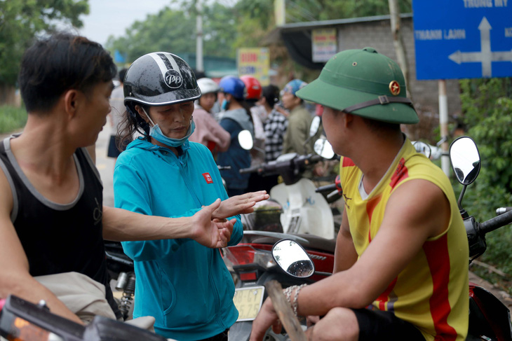 Lốc xoáy sập xưởng gỗ, công nhân phủ rác lên người để tránh tôn cứa - Ảnh 12.