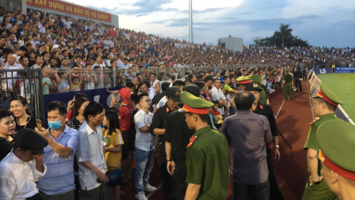 Khán giả tràn vào sân, trận Hà Tĩnh - Hà Nội bị gián đoạn gần 20 phút - Ảnh 4.