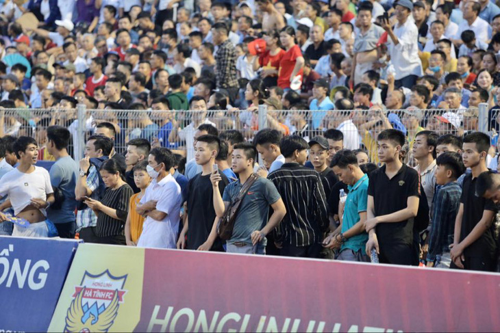 Khán giả tràn vào sân, trận Hà Tĩnh - Hà Nội bị gián đoạn gần 20 phút - Ảnh 6.