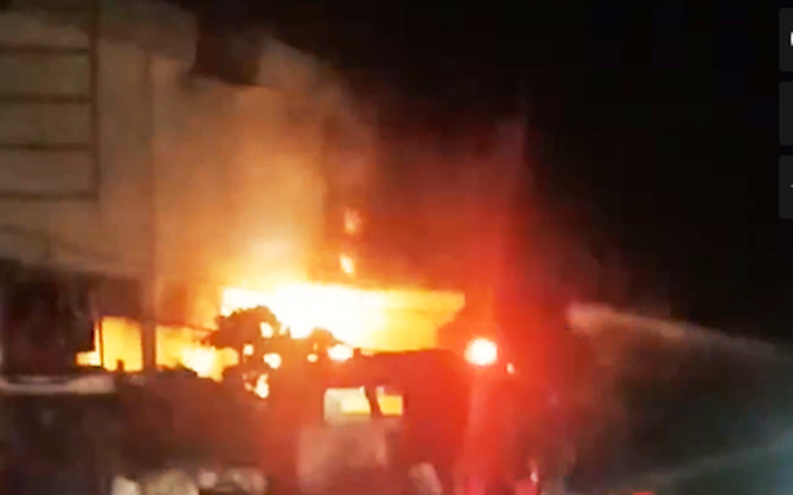 Camera ghi hình người châm lửa đốt nhà trọ làm 3 người chết ở Bình Tân