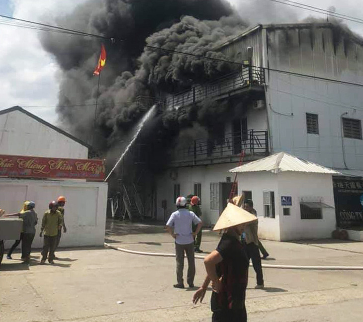 Cháy lớn xưởng sản xuất giày da tại Hải Phòng - Ảnh 1.