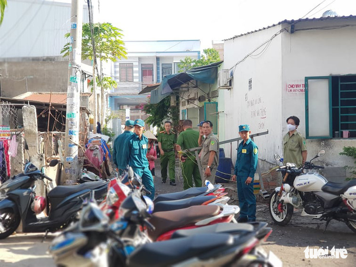 Phong tỏa hiện trường vụ nghi phóng hỏa nhà trọ làm 3 người chết - Ảnh 3.