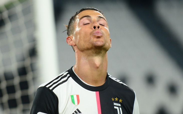 Ronaldo đá hỏng phạt đền trong ngày bóng đá Ý trở lại sau dịch COVID-19