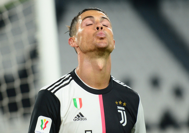 Ronaldo đá hỏng phạt đền trong ngày bóng đá Ý trở lại sau dịch COVID-19 - Ảnh 1.