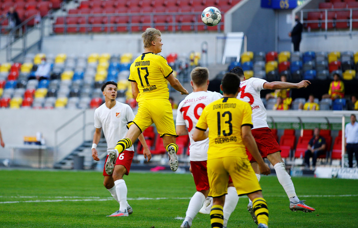 Haaland tỏa sáng ở phút bù giờ, Dortmund thắng chật vật Dusseldorf - Ảnh 1.