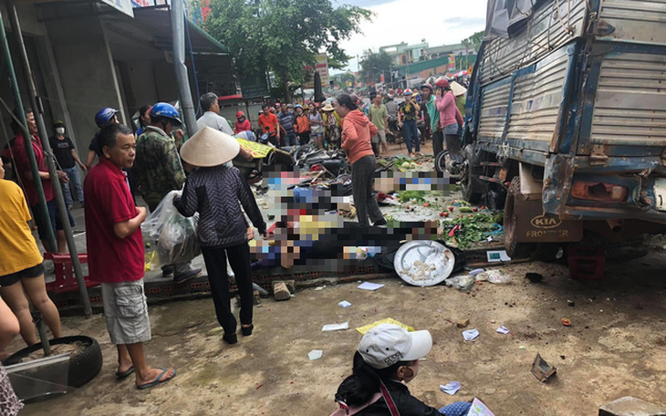 Tai nạn kinh hoàng: xe tải trọng lớn lao thẳng vô chợ, 5 người chết