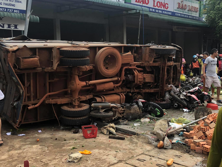 Tai nạn kinh hoàng: xe tải trọng lớn lao thẳng vô chợ, 5 người chết - Ảnh 7.