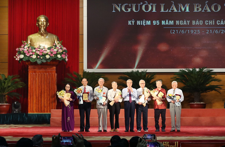 Thủ tướng Nguyễn Xuân Phúc: ‘Báo chí phải phò chính diệt tà’ - Ảnh 2.