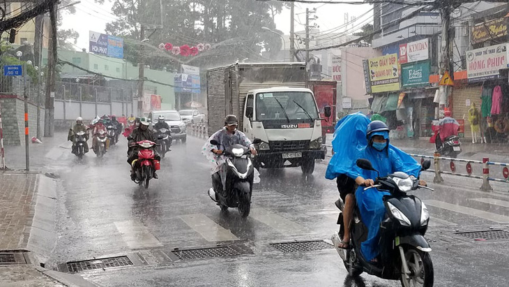 Bão số 1 mạnh lên, cách Hoàng Sa 450km, TP.HCM đã có mưa, gió - Ảnh 1.