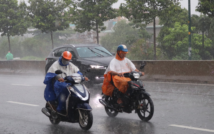 Bão số 1 mạnh lên, cách Hoàng Sa 450km, TP.HCM đã có mưa, gió