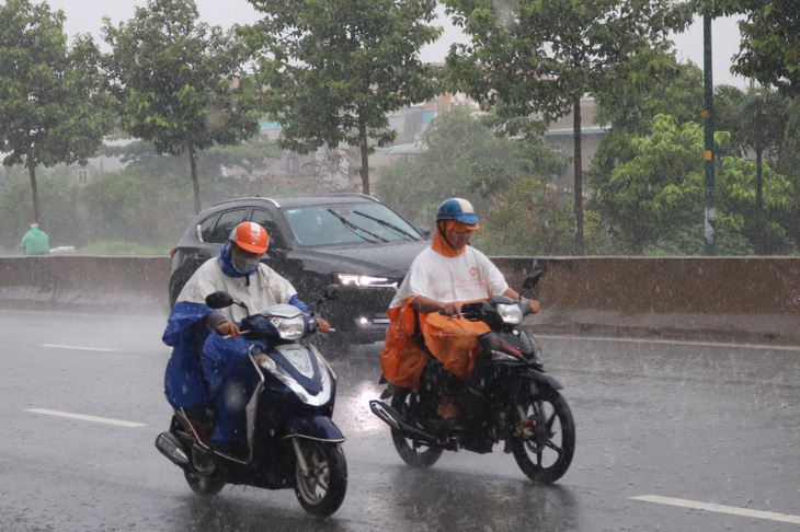Bão số 1 mạnh lên, cách Hoàng Sa 450km, TP.HCM đã có mưa, gió - Ảnh 4.