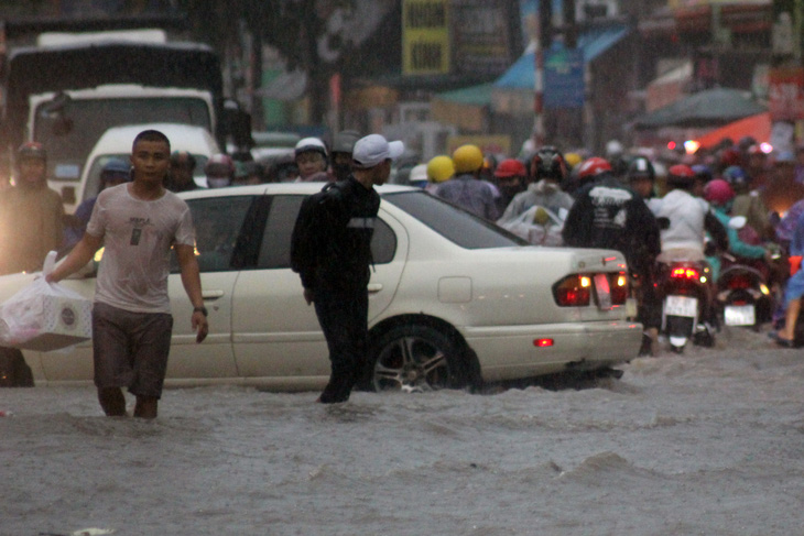 Sau trận mưa lớn, ‘rốn ngập’ Biên Hòa lênh láng như sông - Ảnh 3.