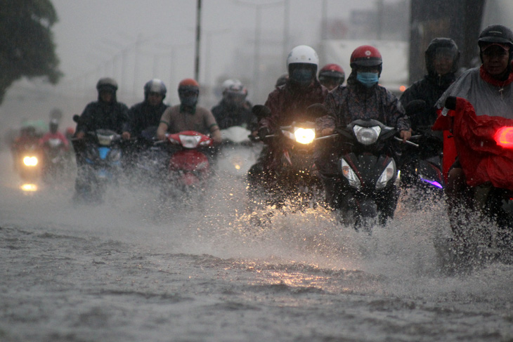 Sau trận mưa lớn, ‘rốn ngập’ Biên Hòa lênh láng như sông - Ảnh 1.