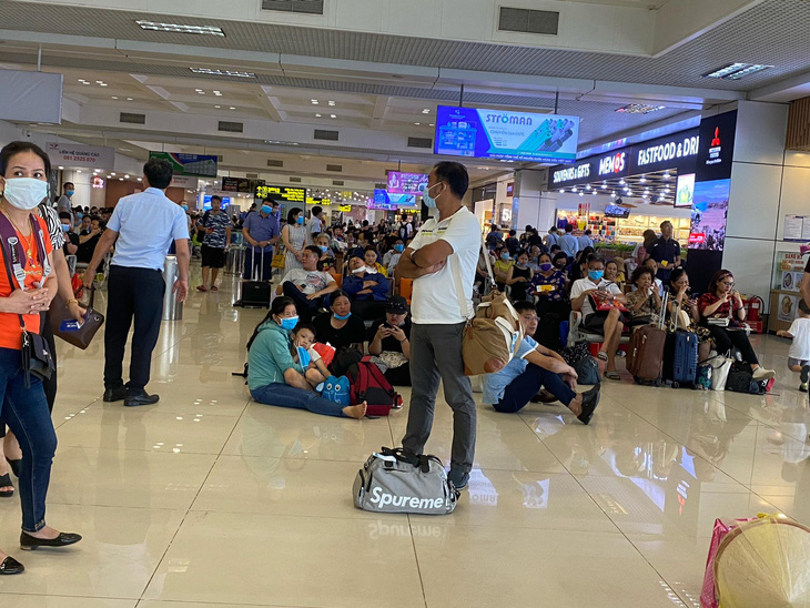 Hàng trăm chuyến bay bị ảnh hưởng do Tân Sơn Nhất đóng đường băng - Ảnh 4.