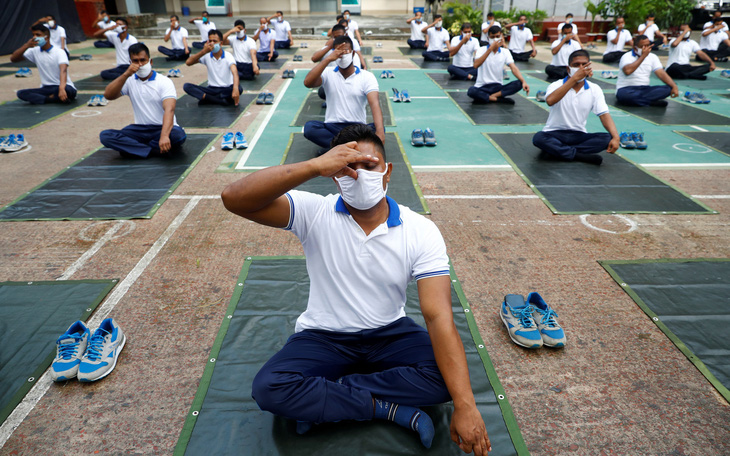 Cảnh sát Bangladesh tập yoga để chống dịch COVID-19
