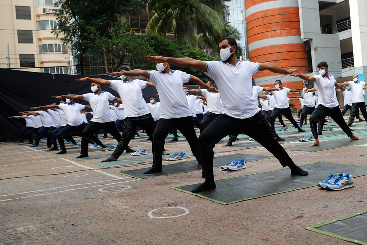 Cảnh sát Bangladesh tập yoga để chống dịch COVID-19 - Ảnh 2.