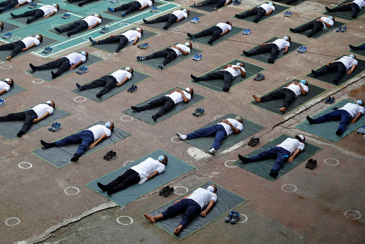 Cảnh sát Bangladesh tập yoga để chống dịch COVID-19 - Ảnh 3.