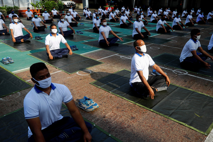 Cảnh sát Bangladesh tập yoga để chống dịch COVID-19 - Ảnh 7.