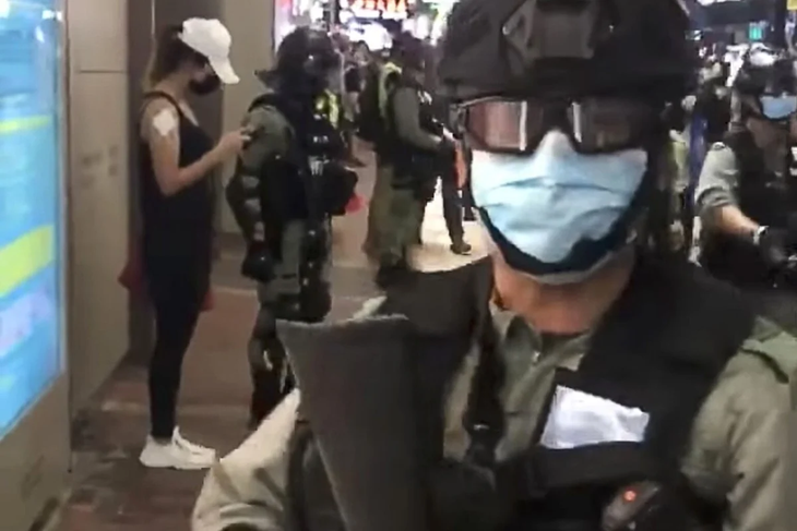 Cảnh sát Hong Kong bị kỷ luật vì mỉa mai người biểu tình - Ảnh 1.