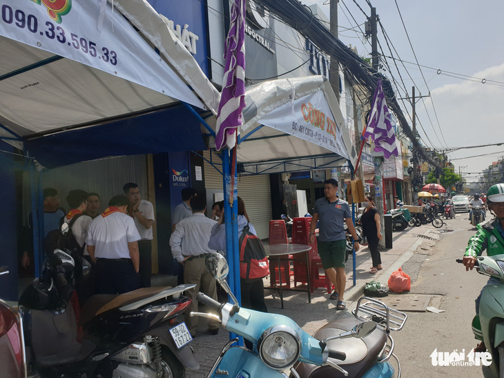 Vợ nạn nhân bị cây xanh đường Tô Hiến Thành đè chết: Mở cửa ra biết chồng bị nạn - Ảnh 2.