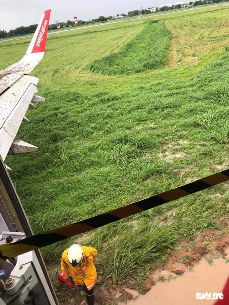 Máy bay hạ cánh trượt khỏi đường băng Tân Sơn Nhất, Vietjet nói do mưa gió lớn - Ảnh 8.