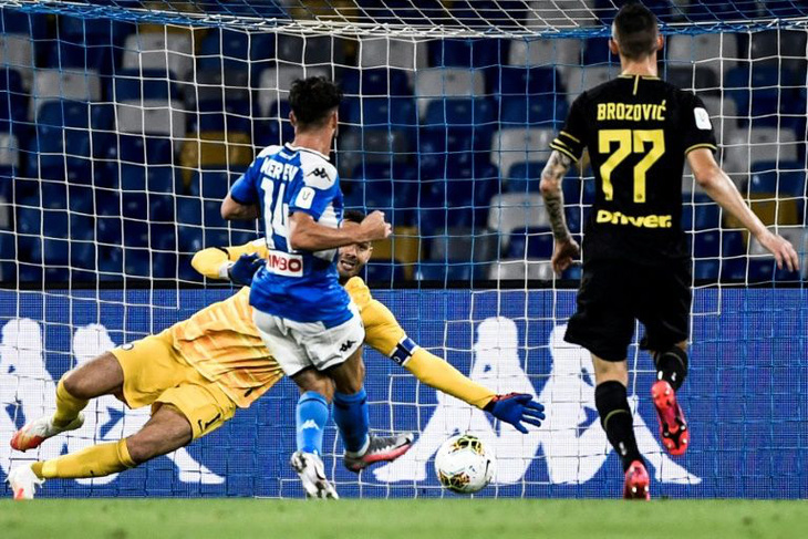 Mertens phá vỡ kỉ lục ghi bàn đưa Napoli vào chung kết gặp Juventus - Ảnh 1.