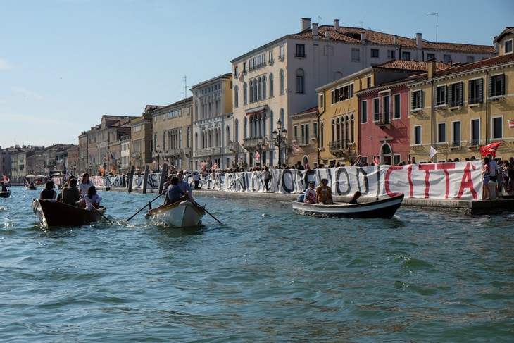 Venice mới mở lại, dân biểu tình chống du lịch đám đông - Ảnh 6.