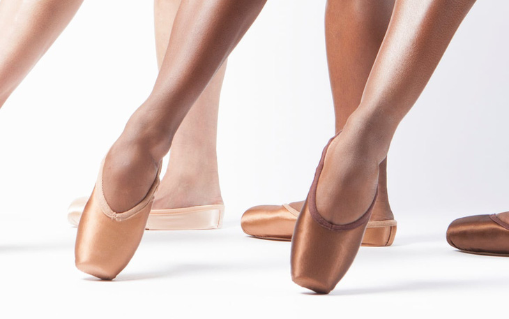 Giày múa ba lê thêm màu sẫm để ủng hộ phong trào chống phân biệt chủng tộc